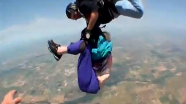 video o parasutista octogenara are parte de sperietura vietii in momentul in care scapa din hamul de protectie
