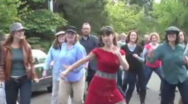 cerere romantica in casatorie acceptata din portbagajul unei masini video