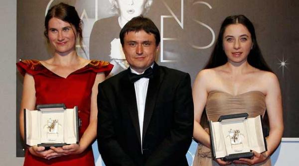 festivalul de film de la cannes cristian mungiu premiul pentru scenariu cosmina stratan si cristina flutur premiul pentru interpretare feminina