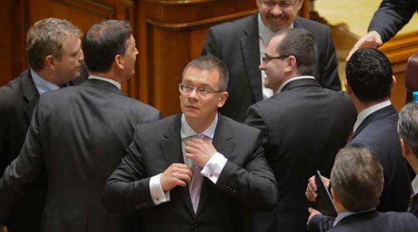 mihai razvan ungureanu guvernul a cazut in urma unui puci al parlamentarilor puterii