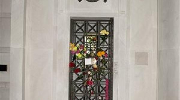 cripta lui elvis presley scoasa la licitatie