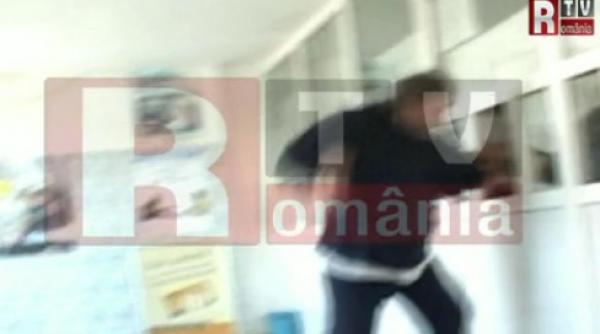 functionar de la casa de pensii din targu jiu batut cu tastatura