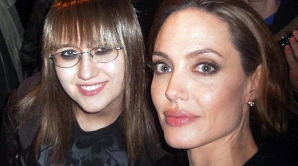 o adolescenta a devenit cunoscuta dupa ce s a fotografiat cu 5000 de celebritati