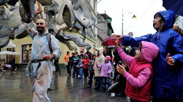 sibiul ca pelerinaj spectacolul strazii spectacolul vremii capricioase spectacolul cetatii toate au farmec