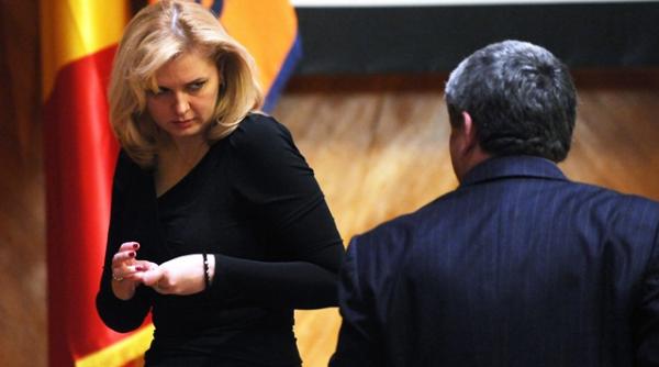 salariul nesimtit al tatalui robertei anastase 35 000 lunar leafa de bugetar