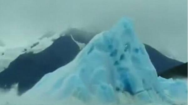 video momentul spectaculos al prabusirii unui iceberg in ocean