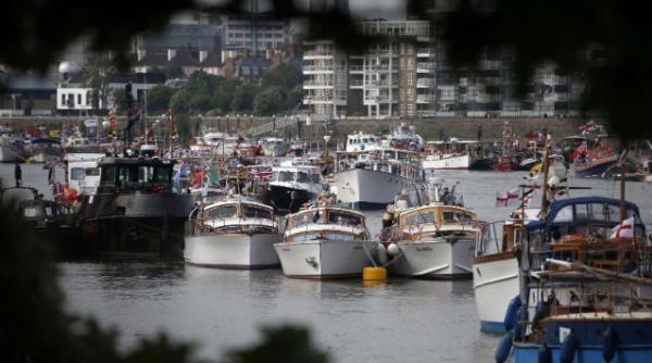 jubileul de diamant ziua a doua 1 000 de ambarcatiuni defileaza pe tamisa in onoarea reginei elisabeta a ii a