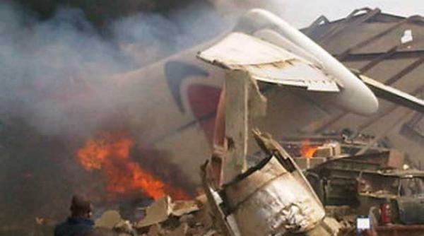 un avion de linie cu 153 de pasageri la bord s a prabusit intr un cartier din lagos