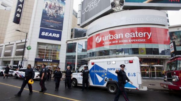 un barbat a deschis focul intr un mall din toronto ucigand o persoana si ranind alte sapte