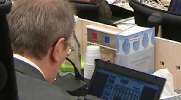 unul dintre judecatorii lui anders breivik surprins jucand solitaire in timpul procesului