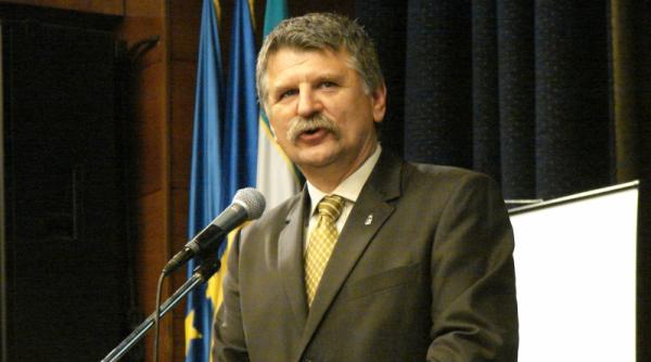 presedintele parlamentului ungar le o intoarce romanilor micea eliade poate fi comparat cu nyiro joszef