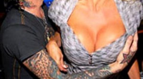 rockerii de la motley crue fascinati de frumusetea romancelor