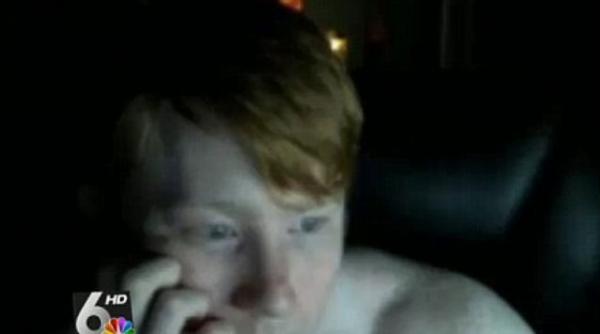 un tanar s a impuscat accidental in cap in fata prietenilor de pe internet vezi de ce nu a putut nimeni sa l ajute