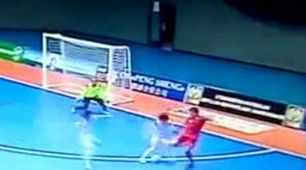 video asa ceva nu s a mai vazut un gol fenomenal la fotbal in sala