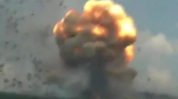 explozii uriase la un depozit de munitie din estul bulgariei s a format un crater de peste patru metri video