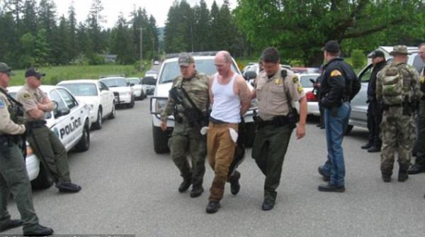 un barbat care ucidea pedofili a fost prins de autoritatile americane video