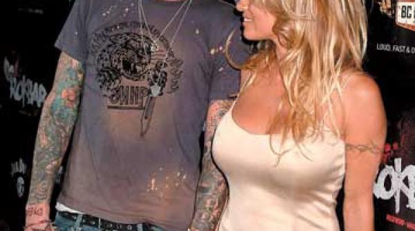 rockerii de la motley crue fascinati de frumusetea romancelor