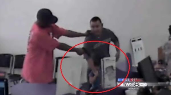 un borfas ameninta cu pistolul o fetita de patru ani in timpul unui jaf video