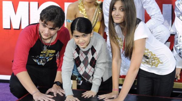 de ce ii obliga michael jackson pe copiii lui sa poarte masti