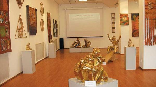 jocuri de copii in sculptura si tapiserie