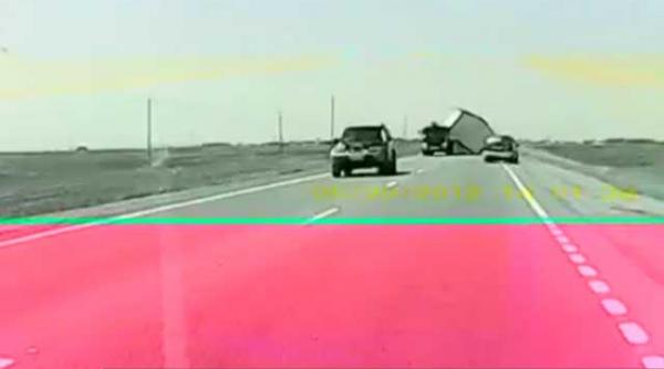 o casa loveste un autovehicul pe contrasens video