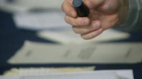 alegeri locale 2012 peste 600 000 de persoane isi pot exercita dreptul de vot pentru prima data duminica