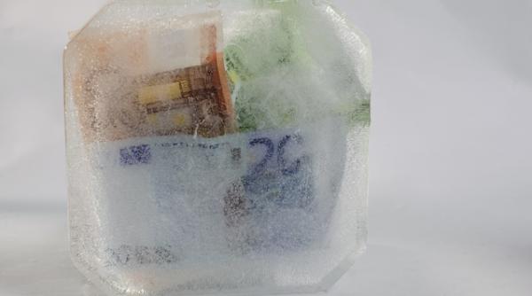 de teama crizei datoriilor unii europeni isi muta economiile in bitcoin o moneda virtuala de pe internet