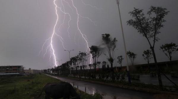 avertzare fenomene meteo periculoase ploi torentiale vijelii si grindina vezi zonele vizate