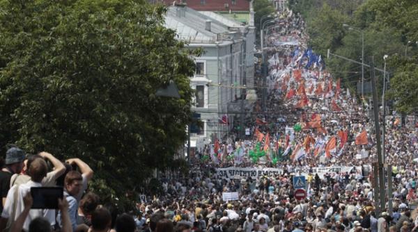manifestatie de amploare la moscova zeci de mii de persoane participa la marsul anti putin video