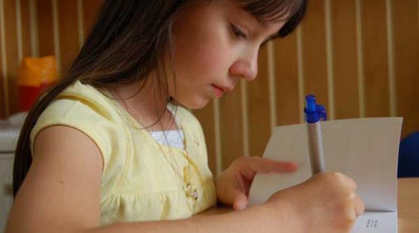 poetesa cu fundite micuta da vinci a iasiului