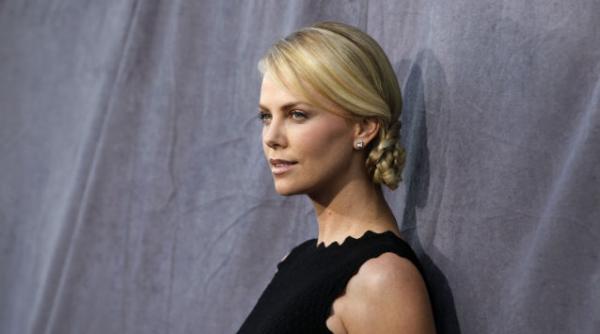 foto charlize theron si a schimbat radical look ul
