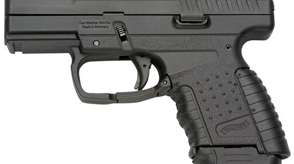 se distrau tragand cu pistolul pe plaja