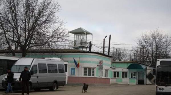 un puscarias de la penitenciarul poarta alba si a ascuns telefonul in fund si refuza sa i fie scos