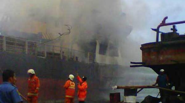 flacari pe dunare un impingator sub pavilion bulgaresc a luat foc pe bratul bala