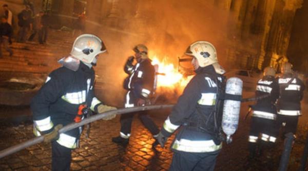 un incendiu violent a mistuit o hala de mase plastice din timisoara video