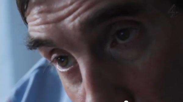 un britanic tasteaza la calculator cu ochii mesaje pe twitter video