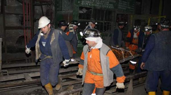 explozie la mina petrila doi mineri au suferit arsuri pe 40 respectiv 60 la suta din suprafata corpului