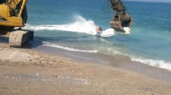 inventivitatea romanilor n are limite senzatii extreme la mare cu banana trasa de excavator video