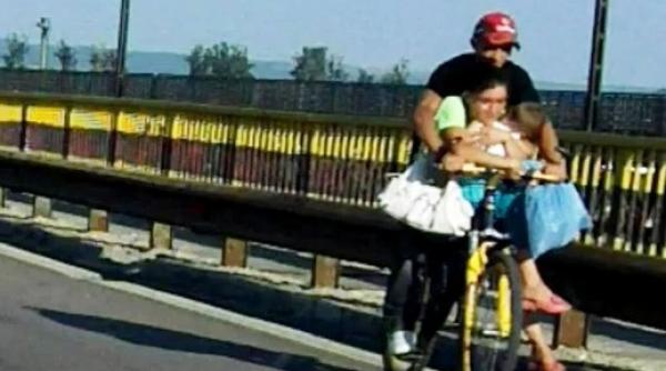un inconstient circula cu bicicleta pe autostrada soarelui pe contrasens cu copiii pe ghidon video