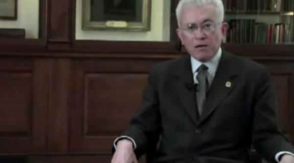 video un fost profesor si consilier al lui barack obama ii indeamna pe americani sa voteze impotriva lui