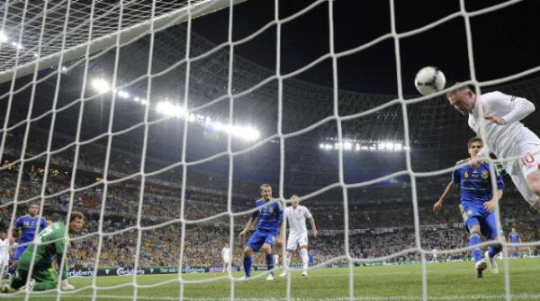 euro 2012 trece in sferturi fara gazdele competitiei ucraina a fost invinsa cu 1 0 de anglia iar suedia deja eliminata a batut franta cu 2 0