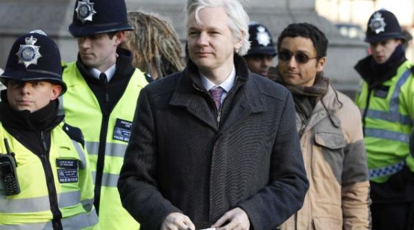 fondatorul wikileaks julian assange solicita azil politic in ecuador