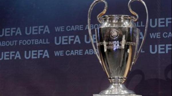 trei angajati ai clubului chelsea suspendati dupa ce au rupt un maner al trofeului ligii campionilor