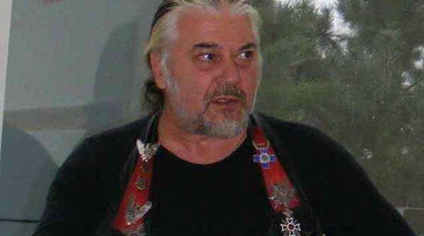 nicu covaci doneaza carti elevilor din satul caprioru