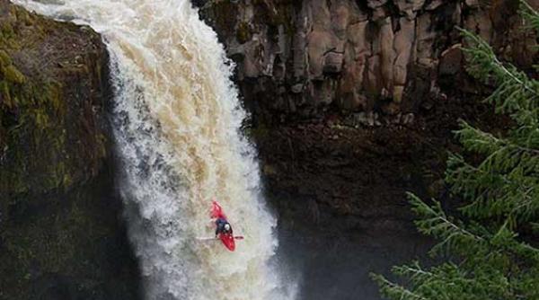 salt in gol de la 25 de metri inaltime video