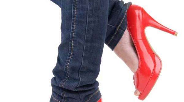 boala de la jeans slim si tocuri inalte