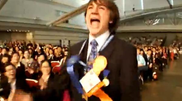 cum a reactionat un baiat de 15 ani cand a castigat un premiu de 75 000 de dolari video amuzant