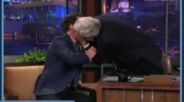 jay leno socheaza s a sarutat cu un barbat in emisiunea saturday night live video