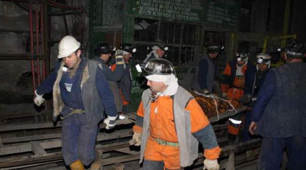 unul dintre minerii accidentati la petrila a murit
