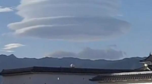 video un nor bizar a acoperit muntele fuji ca o palarie